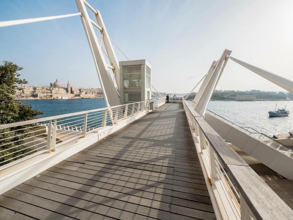 Luxury With Pool And Terrace, Location *